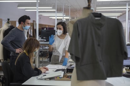 Adriana Domínguez junto a dos diseñadores, en la fábrica de Orense de Adolfo Domínguez el pasado martes.