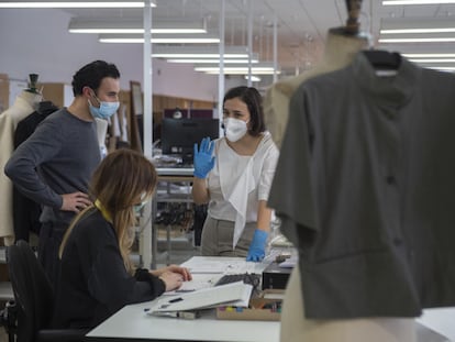 Adriana Domínguez junto a dos diseñadores, en la fábrica de Orense de Adolfo Domínguez el pasado martes.