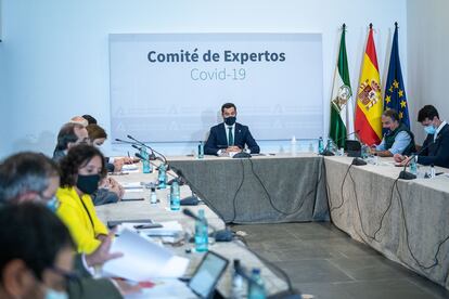 El presidente de la Junta de Andalucía, Juan Manuel Moreno, durante la reunión del comité de expertos de covid.