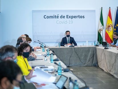 El presidente de la Junta de Andalucía, Juan Manuel Moreno, durante la reunión del comité de expertos de covid.