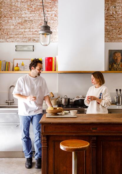 Mathieu Fiorini y Marie Ferreti, los dueños de la vivienda, retratados en la cocina.