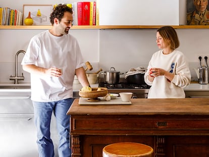 Mathieu Fiorini y Marie Ferreti, los dueños de la vivienda, retratados en la cocina.