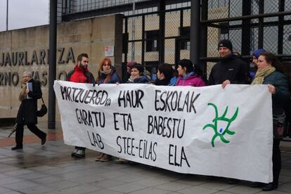 Protesta de sindicatos en favor de la matriculación infantil, delante del Gobierno vasco.
