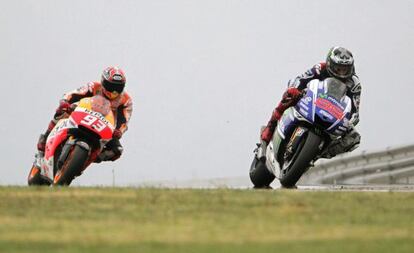 Lorenzo y Márquez durante la lluviosa carrera del gran premio de Aragón.