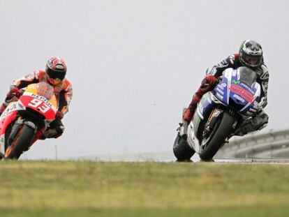 Lorenzo y Márquez durante la lluviosa carrera del gran premio de Aragón. 
