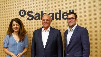 El presidente del Banco Sabadell, Josep Oliu, junto a los premiados por la Fundación Banco Sabadell: la bióloga molecular Elvan Böke y el investigador medioambiental Manuel Delgado Baquerizo.