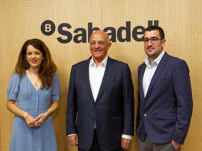 El presidente del Banco Sabadell, Josep Oliu, junto a los premiados por la Fundación Banco Sabadell: la bióloga molecular Elvan Böke y el investigador medioambiental Manuel Delgado Baquerizo.