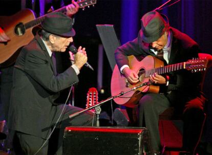 El cantante se acerca a uno de los guitarristas durante su actuación en León.