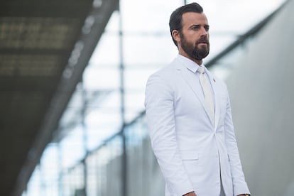 El traje blanco de Kevin Garvey

The Leftovers será una de las series más recordadas y comentadas de la década que llega a su fin. La serie de Damon Lindelof ha otorgado al color y a la moda un papel fundamental en su narrativa y el traje vestido por Justin Theroux es la mejor prueba de ello. El blanco pasó de caracterizar a los componentes de una secta a simbolizar el amor incondicional de los protagonistas.