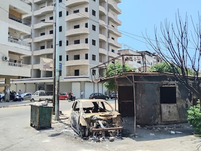 Un coche y un quiosco incendiados por las milicias en Jableh, Siria.