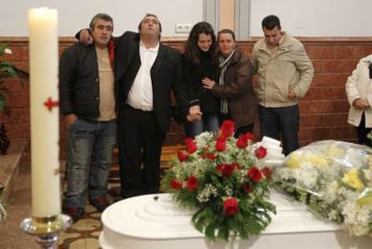 Los padres y la hermana de María Esther Jiménez, en el centro, durante la misa fúnebre celebrada en Arriate