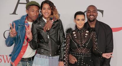 Pharrell Williams y su mujer, Helen Lasichanh, posan junto a Kim Kardashian y Kanye West a su llegada a los premios de la moda estadounidenses.