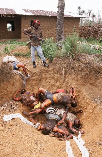 Cadáveres de guerrilleros en Masiaka días antes de la muerte de Miguel Gil, en mayo de 2000.