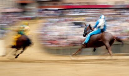 Entrenamiento de los jinetes que participan en la carrera de caballos Palio de Siena (Italia).