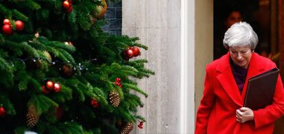 La primera ministra de Reino Unido, Theresa May, este lunes en el n&uacute;mero 10 de Downing Street, en Londres. reuters