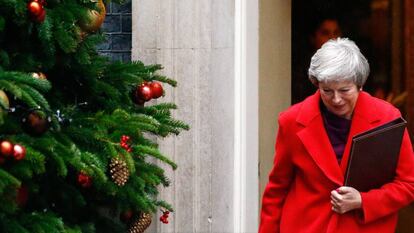La primera ministra de Reino Unido, Theresa May, este lunes en el n&uacute;mero 10 de Downing Street, en Londres. reuters