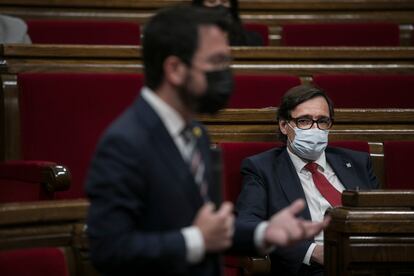 Salvador Illa, jefe de la oposición en el parlamento de Cataluña, observaba al presidente de la Generalitat, Pere Aragonès, durante el pleno del pasado jueves.