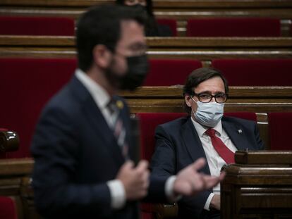 Salvador Illa, jefe de la oposición en el parlamento de Cataluña, observaba al presidente de la Generalitat, Pere Aragonès, durante el pleno del pasado jueves.