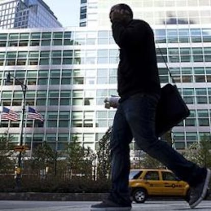 Un peatón pasa por delante de la sede de Goldman Sachs en Nueva York.