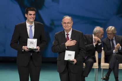 Salvador Arias (i) y Antonio Campos (d), en representación del equipo multidisciplinar de ingeniería tisular del Hospital Virgen de los Reyes y la Universidad de Granada, en la entrega de medallas de Andalucía.