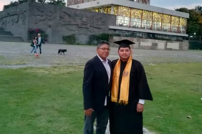 Jorge Alejandro López, egresado de la Facultad de Medicina en la UNAM, junto a su padre, en noviembre de 2018.