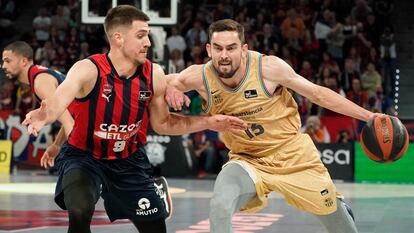 El base checo del Barça, Tomas Satoransky, con el balón ante el escolta serbio del Baskonia, Vanja Marinkovic.