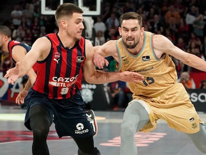 El base checo del Barça, Tomas Satoransky, con el balón ante el escolta serbio del Baskonia, Vanja Marinkovic.