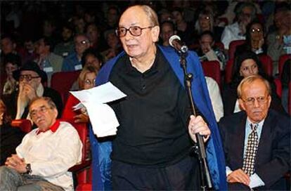 Alfredo Guevara (de pie), presidente de la Fundación del Nuevo Cine Latinoamericano, pronuncia el discurso inaugural. A la izquierda, García Márquez, y el presidente del Parlamento cubano, Ricardo Alarcón, a la derecha.