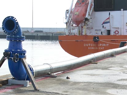 Buque cisterna Dutch Spirit en Puerto de Bermeo este jueves.