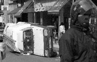 Una furgoneta de Telefónica volcada ayer en San Sebastián, en la jornada de lucha convocada por Haika.