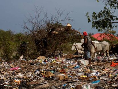 Vertedero de Kigwenga, en Zanzíbar, donde se acumulan toneladas de basura proveniente de hoteles para turistas.