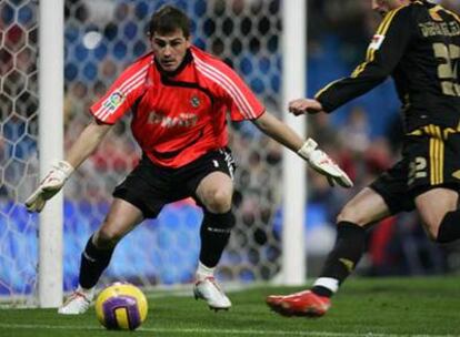 Casillas se dispone a detener un disparo de Diego Milito.