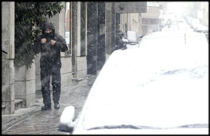 Los coches que han pasado la noche aparcados a la intemperie han amanecido completamente cubiertos de nieve, como los que se pueden apreciar en esta fotografía.