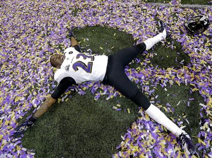 El defensa de los Ravens Chykie Brown celebra la victoria en el campo, cubierto de confeti con los colores del equipo de Baltimore.