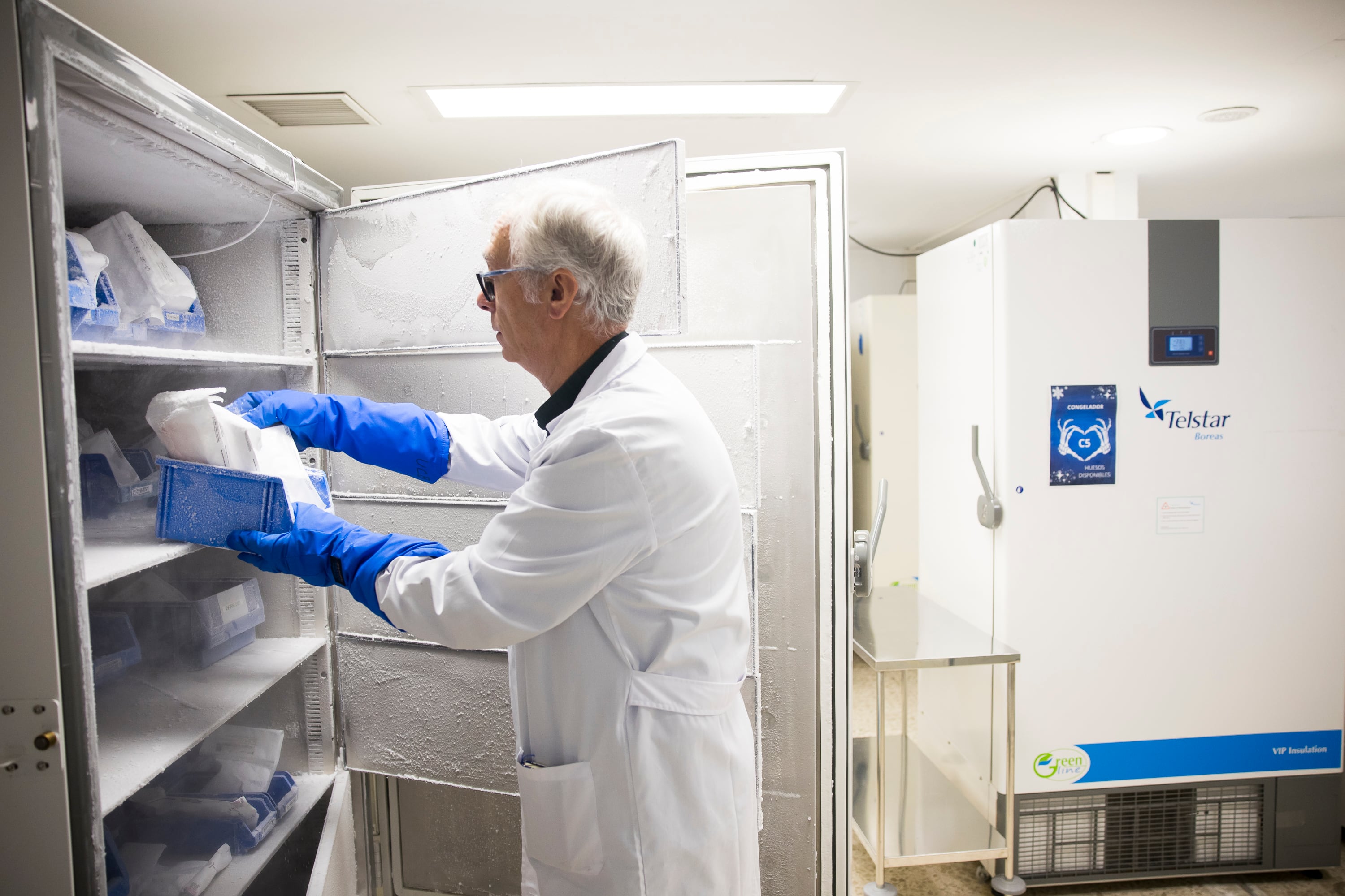 Jacinto Sánchez revisa donaciones congeladas a -80 grados en el Banco de Tecidos.