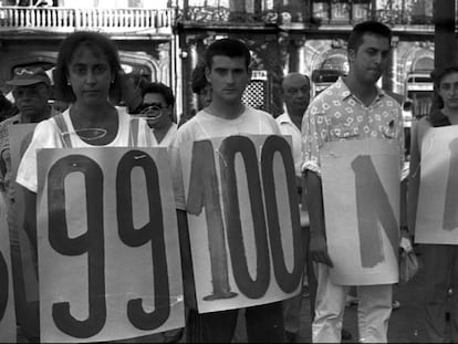 Miembros de Gesto por la Paz mostraban en Bilbao en agosto de 1995 los números del 1 al 100, para protestar por los 100 días de secuestro en manos de ETA del empresario José María Aldaya.