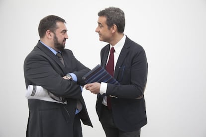 Christophe Berti, director de Le Soir y Massimo Russo director general del área digital de La Repubblica charlan durante el foro 'Fake News' celebrado en el Círculo de Bellas Artes.