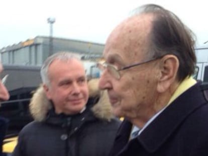 Mij&aacute;il Jodorkovski (izquierda), recibido en el aeropuerto berlin&eacute;s de Sch&ouml;nefeld por el exministro alem&aacute;n de Exteriores Hans-Dietrich Genscher.