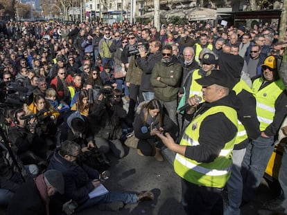 El portavoz de Élite Taxi, Tito Álvarez (d), durante la asamblea de taxistas en Barcelona.