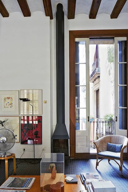 El mobiliario clásico contemporáneo está dosificado. En la pared, chimenea de Coderch y, a la izquierda, bajo el ventilador, mesita de Alvar Aalto.