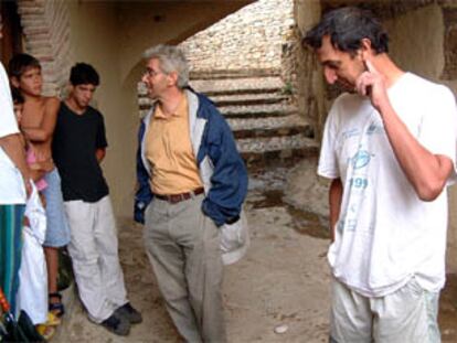 Ramón Sendra (d) y Joan Pellicer (c), los espeleólogos rescatados de la gruta de Solencio de Bastaras
