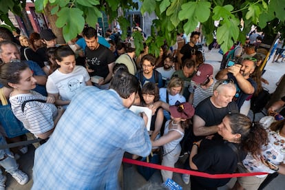 El escritor Brandon Sanderson con un grupo de seguidores, el martes en Avilés.