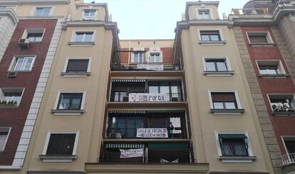 La fachada del número 29 de la calle Fuente del Berro, en el barrio de Goya, Madrid, donde los vecinos han colgado pancartas con su oposición a la sala de fiestas.