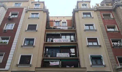 La fachada del número 29 de la calle Fuente del Berro, en el barrio de Goya, Madrid, donde los vecinos han colgado pancartas con su oposición a la sala de fiestas.