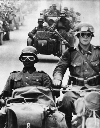 Uma coluna da Waffen-SS durante a invasão da URSS, em 1941. 