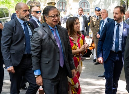 El presidente de Colombia, Gustavo Petro, en el centro, llega a la embajada de Colombia en Madrid, este martes.