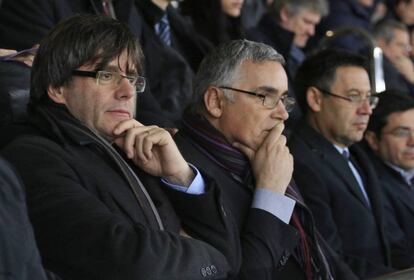 Carles Puigdemont, amb el president de l'Espanyol i el del Barça.