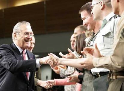 Donald Rumsfeld saluda a personal del Pentágono el pasado viernes.