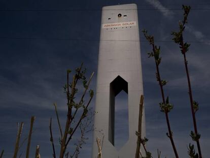 Torre solar en desuso de Abengoa en Sanlúcar la Mayor, Sevilla.