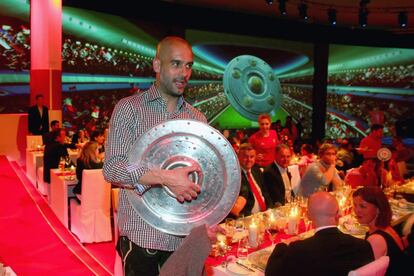 Guardiola, con el trofeo de la Bundesliga.